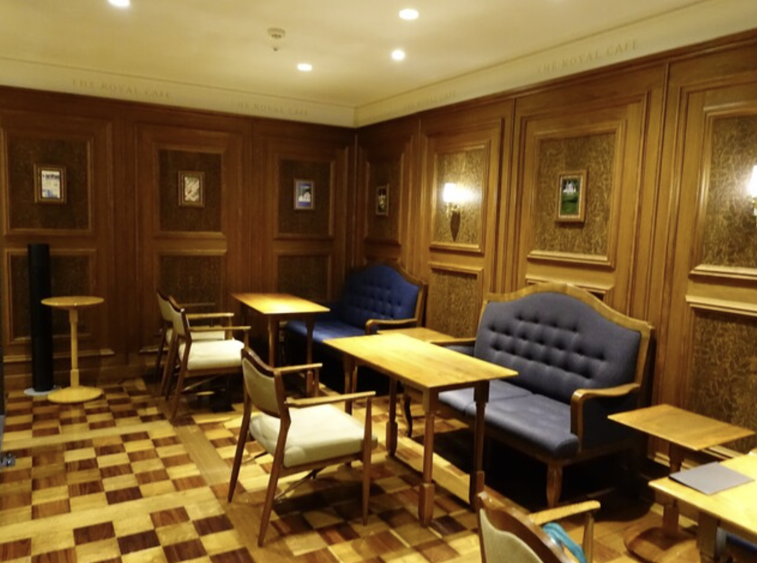 THE ROYAL CAFE 内観